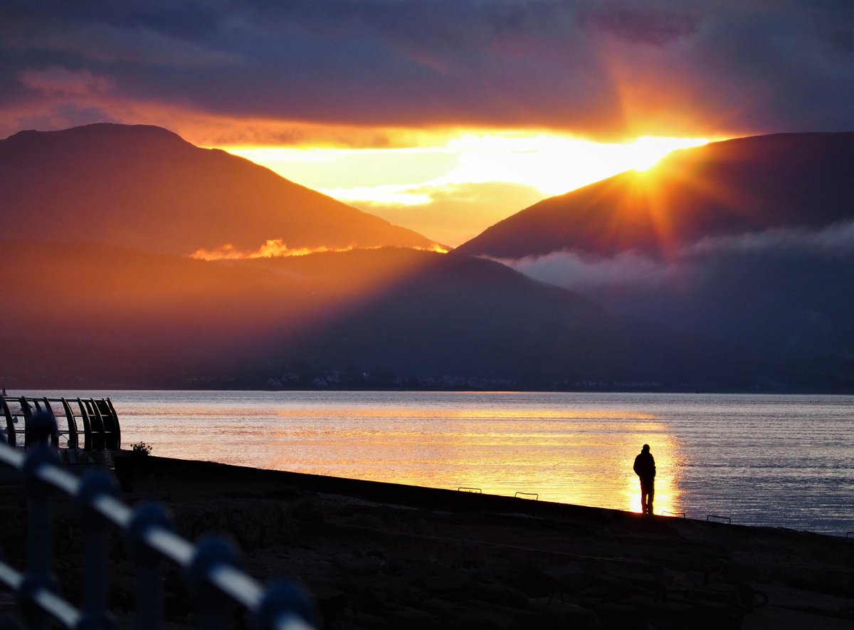 StephenAHenry's tweet photo. Someone deep in reflection as the Sun drops behind the hills of Argyll - image taken from the Splash (Esplanade) in Greenock

#Sunset #FirthOfClyde #Greenock #Argyll #Scotland 

@ArgyllSeaGlass @Argyll_IslesApp @FlyerArgyll @jayneeeeeeeeeee @VisitScotland @discinverclyde https://t.co/Lt8uiQeoGb
