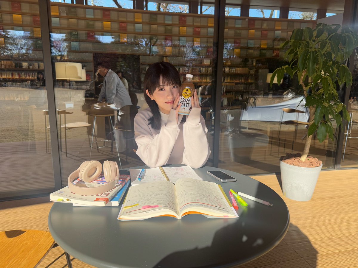 MINAMI373HAMABE's tweet photo. 『ジョージア』新CM
「私の今日が、動きだす。」が公開されましたよー🐥ブラック篇とラテ篇があります🐥
どんちゃんこと、Adoさんの新曲と台詞も素敵なんです...🐥
ぜひチェックしてみてくださいね🐥
この日もジョージアを休憩でも飲みながら撮影してました🐥うまうま
https://t.co/3LVlEOHyZm https://t.co/TXylKujRKR