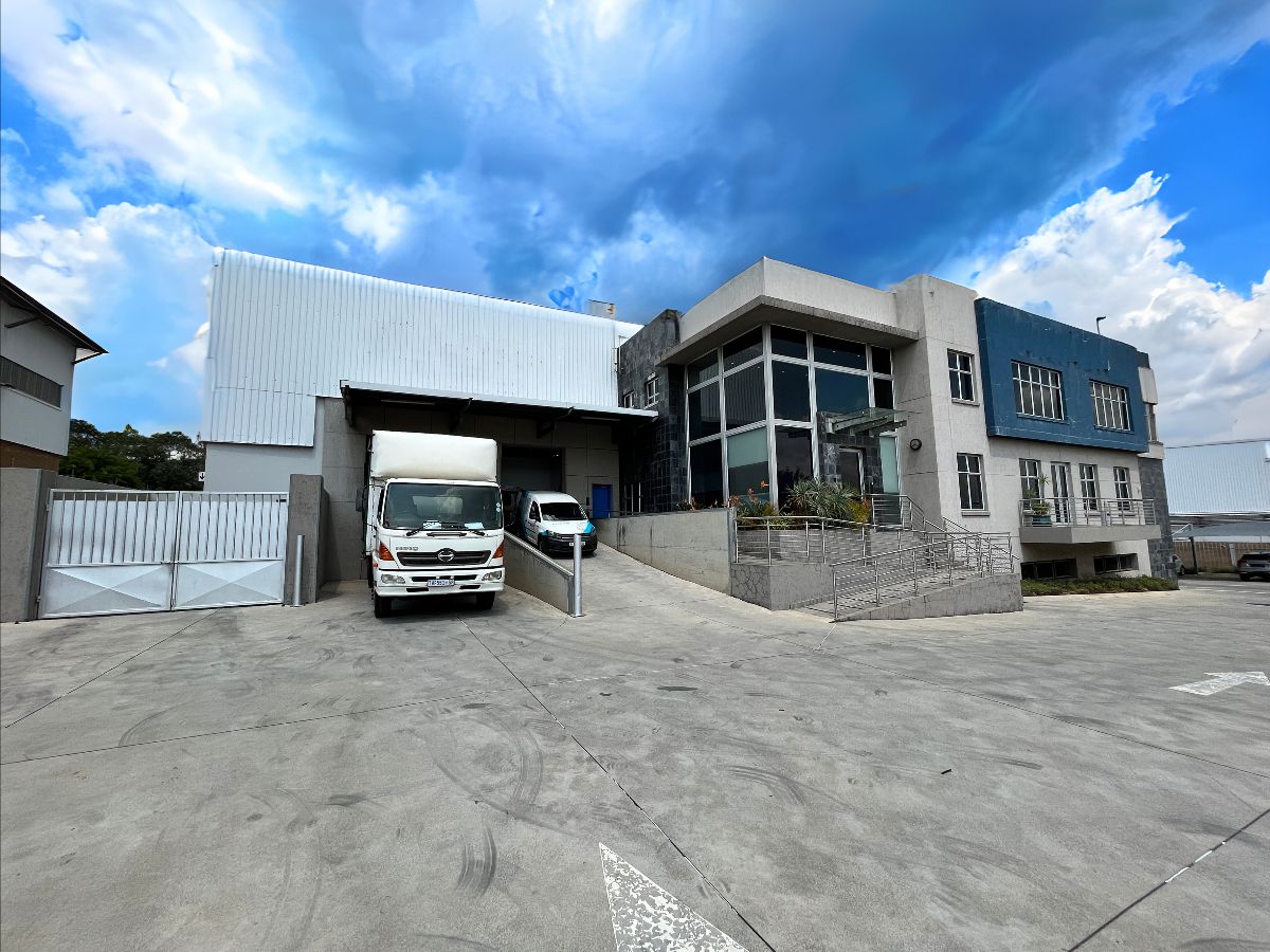 MendaceProp's tweet photo. BACK ON MARKET - LINBRO PARK WAREHOUSE TO LET - https://t.co/EBCzVVnrGz https://t.co/fSV9r1K8pN