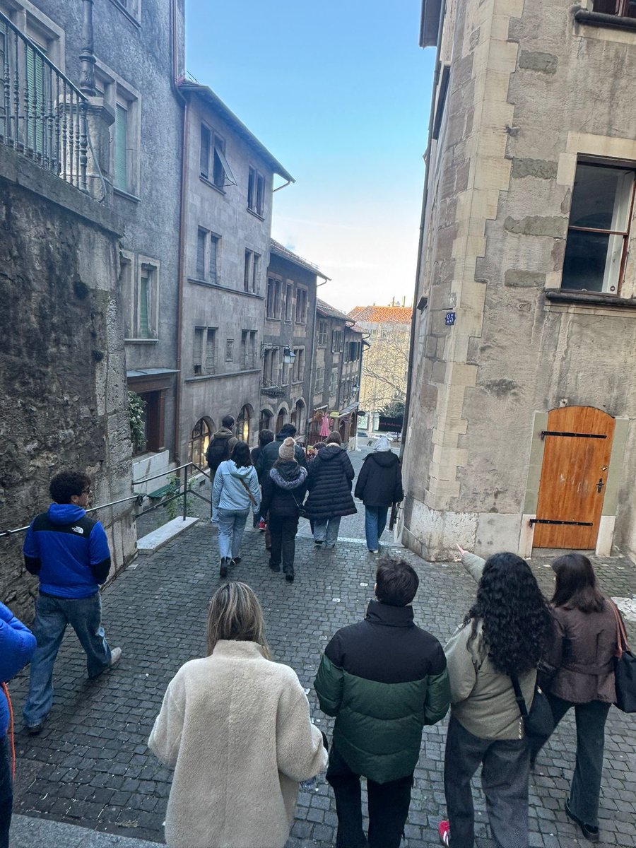 Aula de Ciencia
Un grupo de colegiales visitó el <a href="/CERN/">CERN</a>, el mayor laboratorio de física del mundo. Además de conocer sus instalaciones y participar en exhibiciones, recorrieron las calles de Ginebra y visitaron sus monumentos.

#AuladeCiencia #actividadescmuisabel #cern