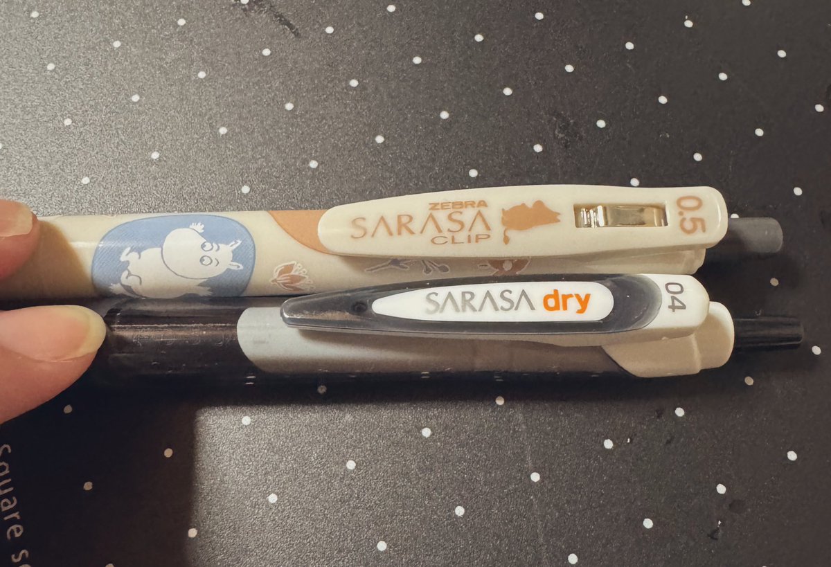 royal_jun's tweet photo. なんの興味もないと思うけど、ムーミン(0.5)の芯にSARASAdry0.4mmを入れ替えしました。
SARASAdryを先日買って、書いたあとの乾きが早く良かったです
( *´꒳`*)
#SARASAdry https://t.co/1jJ1IXFxLp