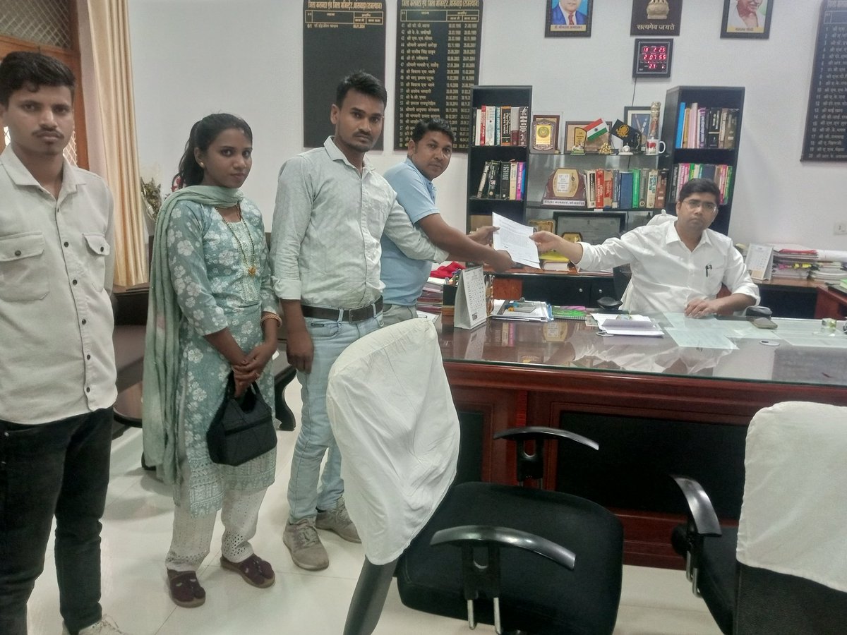 Rahul sunarthi (@rahulya72257742) on Twitter photo आज बांसवाडा कलेक्टर महोदय को CHA की सेवा बहाली की मांग को लेकर मुख्यमंत्री <a href="/BhajanlalBjp/">Bhajanlal Sharma</a>
जी के नाम सौंपा ज्ञापन
कल बजट में डबल इंजन सरकार को CHA बेरोजगार नर्सेज को नौकरी देकर राहत देनी चाहिए।
<a href="/GajendraKhimsar/">Gajendra Singh Khimsar</a>
<a href="/BJP4Rajasthan/">BJP Rajasthan</a>
<a href="/BJP4India/">BJP</a>
<a href="/KumariDiya/">Diya Kumari</a>
#CHA_WANT_JOB_BHAJANLALJI आज बांसवाडा कलेक्टर महोदय को CHA की सेवा बहाली की मांग को लेकर मुख्यमंत्री <a href="/BhajanlalBjp/">Bhajanlal Sharma</a>
जी के नाम सौंपा ज्ञापन
कल बजट में डबल इंजन सरकार को CHA बेरोजगार नर्सेज को नौकरी देकर राहत देनी चाहिए।
<a href="/GajendraKhimsar/">Gajendra Singh Khimsar</a>
<a href="/BJP4Rajasthan/">BJP Rajasthan</a>
<a href="/BJP4India/">BJP</a>
<a href="/KumariDiya/">Diya Kumari</a>
#CHA_WANT_JOB_BHAJANLALJI
