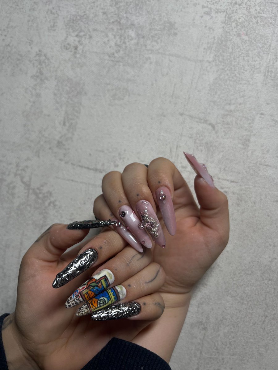 dschdsgn's tweet photo. New #nails 🩶🩷 https://t.co/SOcBJGYi5Y