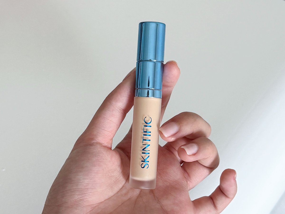 ค้นพบว่าคอนซีลเลอร์2หัวของ Skintific เนื้อดีมากเลยอ่ะ เกลี่ยแล้วเนื้อแนบบบบบไปกับผิวมากกกกก ยอมรับว่าเป็นคสอที่ถูกและเนื้อดีมากจริงๆอ่ะ เบากว่าเคาท์เตอร์แบรนด์หลายๆตัว ปกปิดดีนะ อยากให้ลอง #skintific #skintificTH #SKINTIFICconcealer https://t.co/RwygW2IwKq