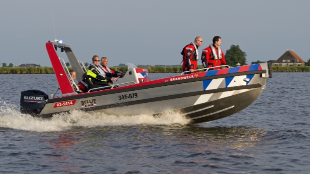 Reddingsteam brandweer van Balk naar Ternaard, maar blusboot niet?