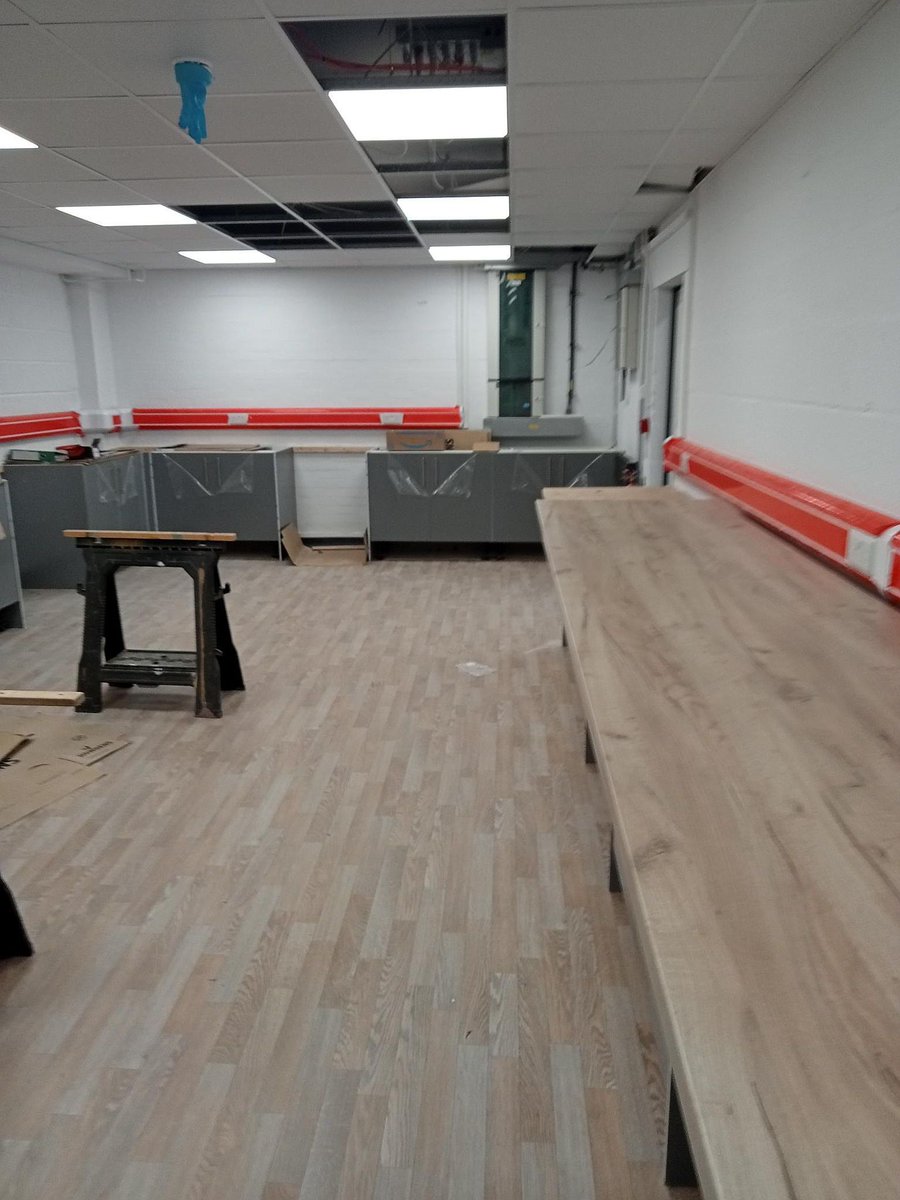 dsp_interiors's tweet image. Progress on Our Lab Fit-Out! 🔬

The transformation is well underway, with newly installed external windows and ceiling grid. We’ve begun installing cupboards and worktops, providing essential storage and functional surfaces. 

Stay tuned for more updates! 

#LabFitOut #DSPFitOut