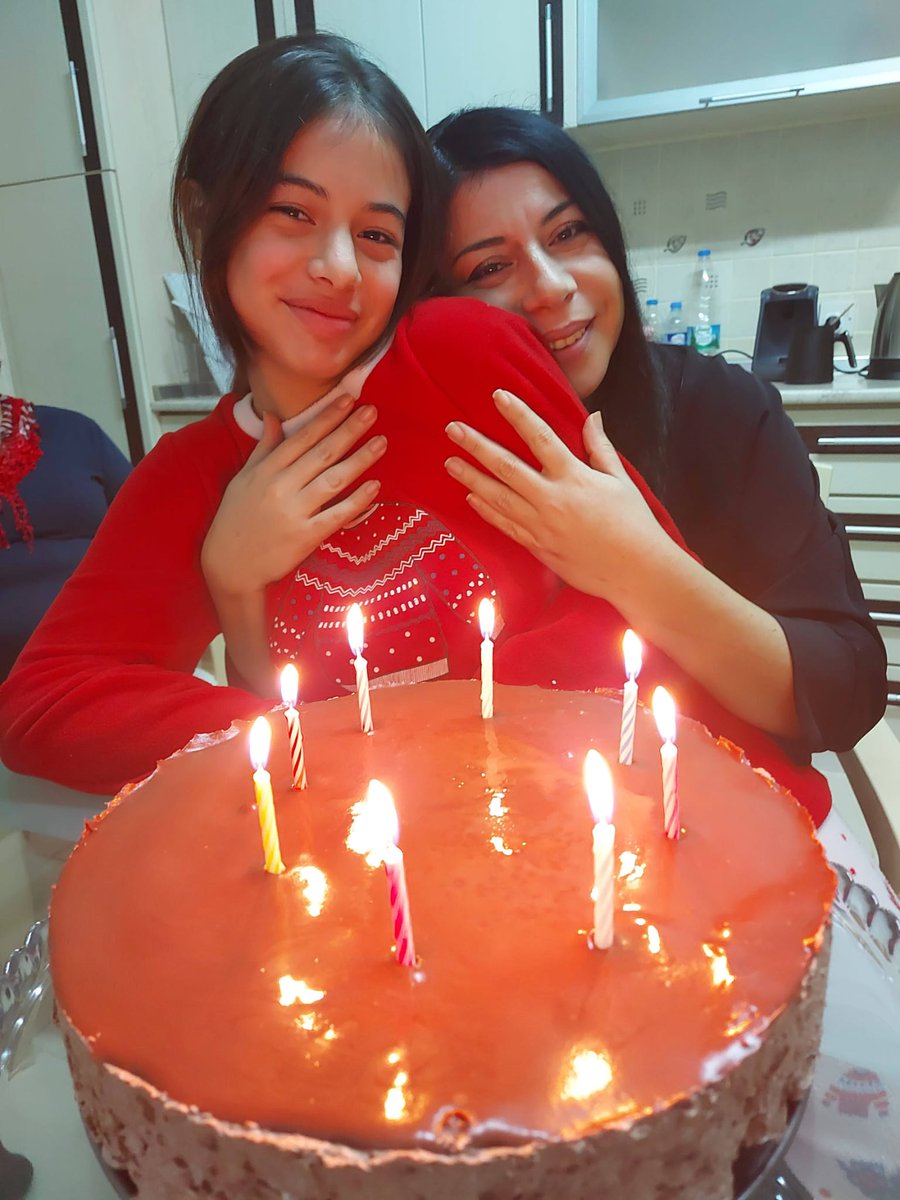 Gökyüzünün en parlak köşesinden, seni sevgiyle izliyor. 

Senin kalbinin en güzel yerinde her zaman Selin var.

Sen hep ona sevgiyle baktın, hep yanında oldun. 

Şimdi de o seni ışığının her zerresiyle sarmalıyor. 

Gülüşünü, sesini, ona olan sevgini hiç unutmadı, unutmayacak.