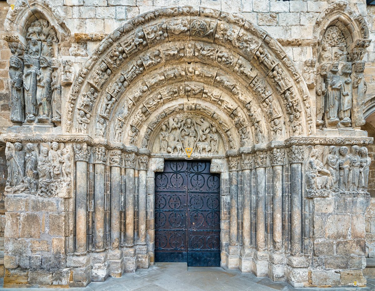 La impresionante portada de la iglesia de San Miguel en Estella. Una de las grandes maravillas del arte románico en Navarra. Podría definirse como una auténtica Biblia en piedra
#FelizMartes #BuenosDias #photography