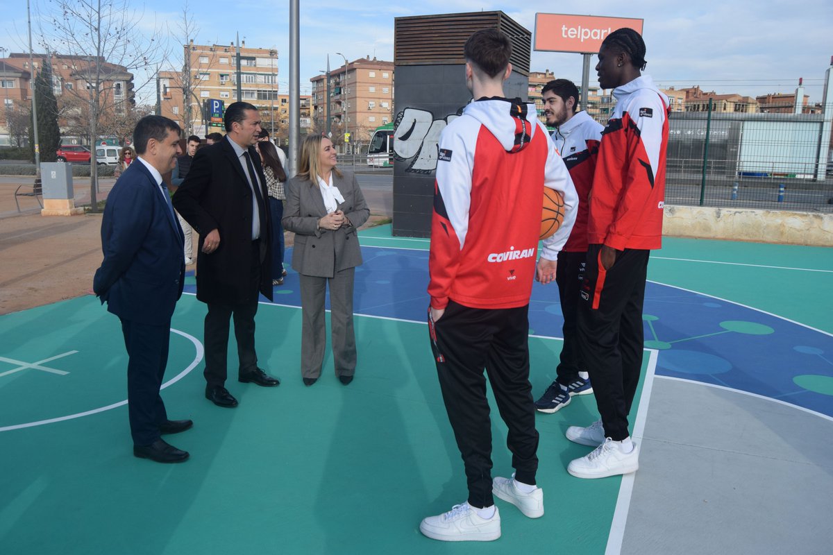 Coviran Granada (@covirangranada) on Twitter photo 🤝 Nuestro presidente, <a href="/oscarcbg/">oscar fernandez</a>, y los jugadores Agustín Ubal, Edgar Vicedo y Osi Cerdá han asistido a la inauguración junto a <a href="/marifrangr/">Marifran Carazo</a> y Jorge Iglesias del área deportiva instalada con la colaboración de <a href="/Vircell/">Vircell</a> en el parque Miguel Ríos.
🙌 ¡Granada es deporte! 🤝 Nuestro presidente, <a href="/oscarcbg/">oscar fernandez</a>, y los jugadores Agustín Ubal, Edgar Vicedo y Osi Cerdá han asistido a la inauguración junto a <a href="/marifrangr/">Marifran Carazo</a> y Jorge Iglesias del área deportiva instalada con la colaboración de <a href="/Vircell/">Vircell</a> en el parque Miguel Ríos.
🙌 ¡Granada es deporte!