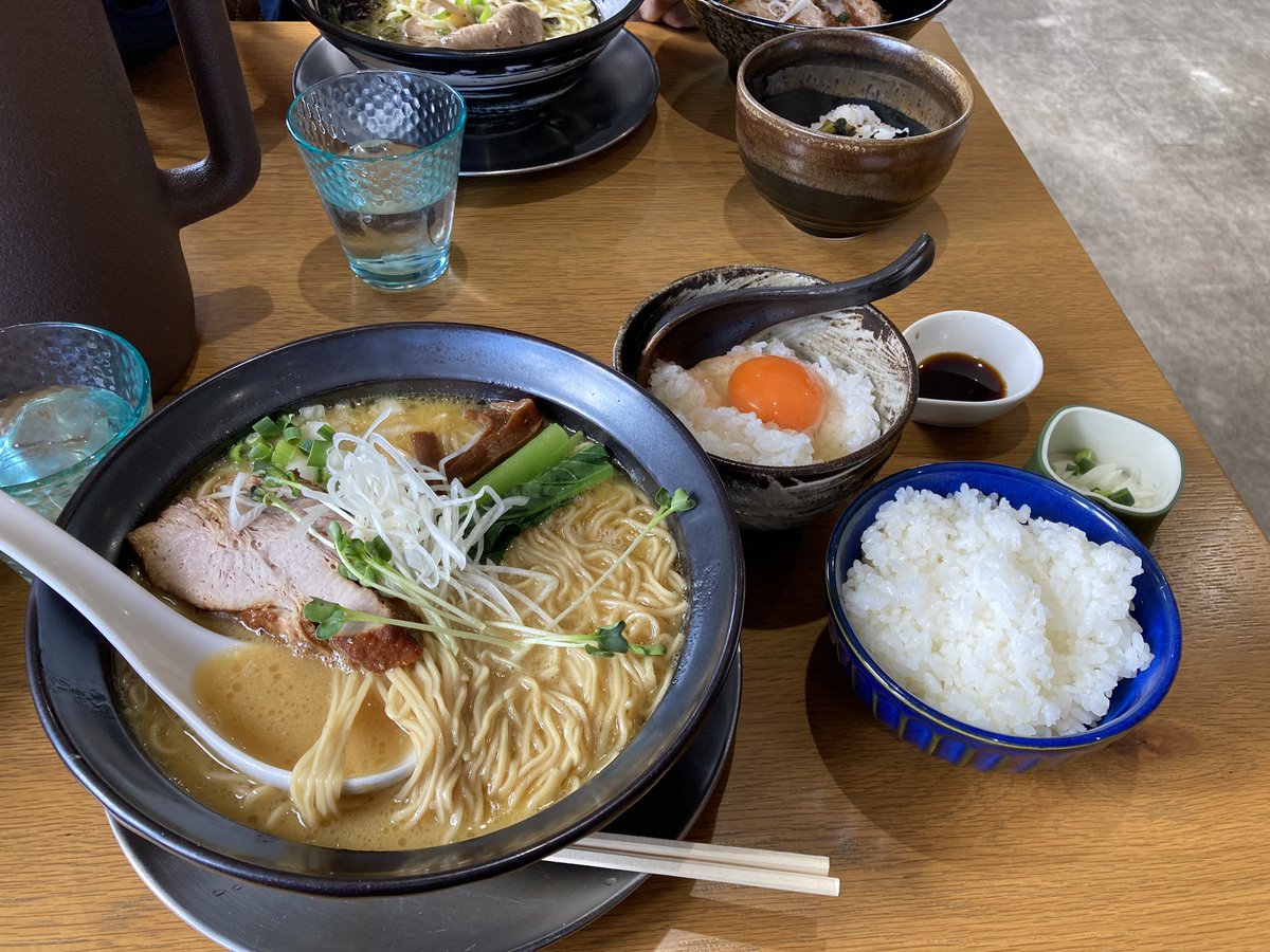 nsx_fd3s_'s tweet photo. #RAMENSX 麺寿とものや
鶏醤油ラーメン大盛り+ライス大+TKG
夜勤明けにNSXで麺活 至高だ
純正車高なので段差も入れて優秀過ぎる https://t.co/zByBc3LYra