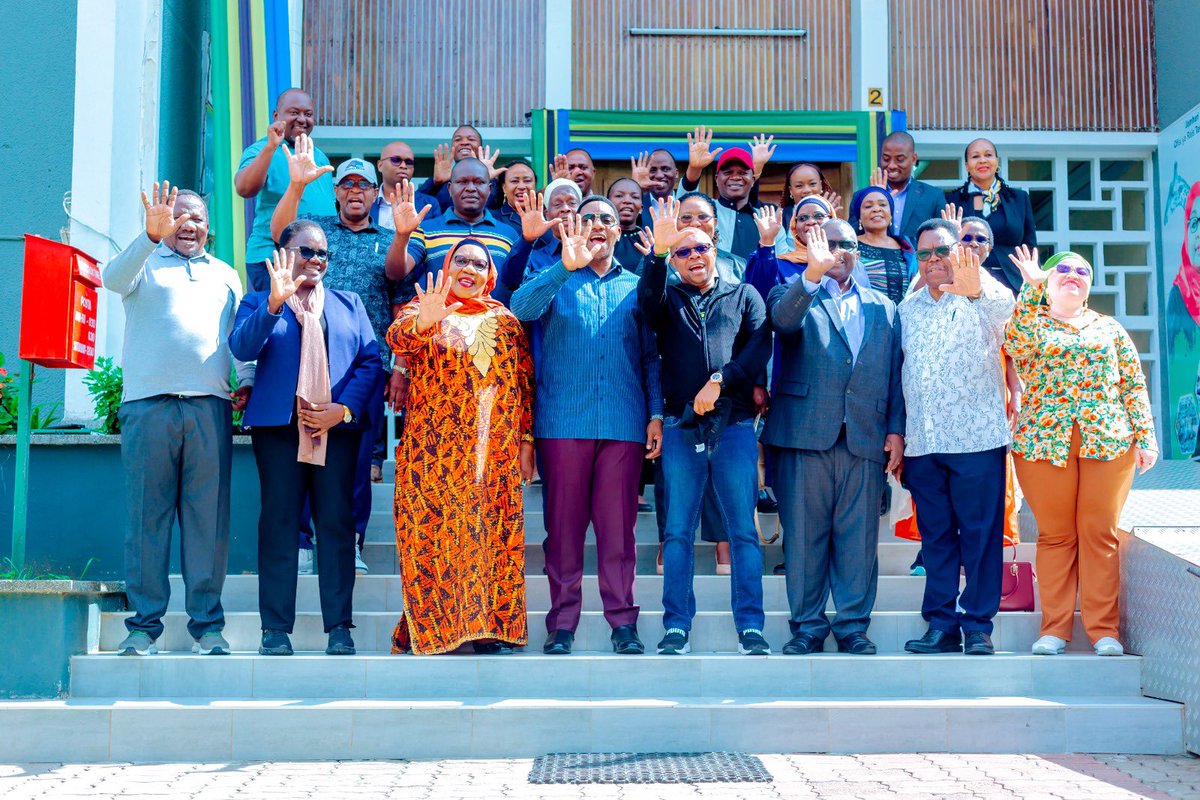ridhiwankikwete's tweet photo. KAMATI YA BUNGE YAMPONGEZA WAZIRI RIDHIWANI  KWA USIMAMIZI WA MIRADI YA NSSF  ARUSHA

Na Mwandishi wetu: Arusha
Kamati ya Kudumu ya Bunge ya Ustawi na Maendeleo ya Jamii imempongeza Waziri wa Nchi Ofisi ya Waziri Mkuu Kazi, Vijana, Ajira na Wenye Ulemavu Mhe. Ridhiwani Kikwete kwa kuusimamia Uwekezaji wa Miradi inayotekelezwa naMfuko wa Taifa wa Hifadhi ya Jamii (NSSF) kwa  mradi wa majengo ya kitega Uchumi na Mafao House.

Akizungumza wakati wa ziara ya kukagua maendeleo ya mradi huo Mwenyekiti wa Kamati hiyo Mhe. Fatma Toufiq amesema miradi hiyo ikiendelea kutunzwa vema itasaidia kuleta maendeleo ya nchi kwa ujumla 

Vile vile, Wajumbe wa kamati hiyo wameshauri NSSF kuendelea kuwekeza kwenye miradi yenye tija na ambayo itasaidia kuingiza kipato serikalini.

Kwa upande wake, Waziri wa Nchi Ofisi ya Waziri Mkuu Kazi, Vijana, Ajira na Wenye Ulemavu Mhe. Ridhiwani Kikwete ameihakikishia kamati hiyo kuendelea kuusimamia Mfuko huo ili uendelee  kutoa huduma bora kwa wanachama wa mfuko huo, pia  usimamizi wa miradi iliyobeba fedha za wananchama.  

Akitoa taarifa ya mradi huo Mkurugenzi wa NSSF, Masha Mshomba amesema jengo la kaloleni kwa mwaka wa fedha 2024/25 mfuko ulipanga kukusanya kiasi cha shilingi milioni 431.30 kama kodi kutoka kwa wapangaji ambapo hadi kufikia tarehe 31 Januari, 2025 mfuko ulifanikiwa kukusanya kiasi cha shilingi milioni 277 sawa na 64% ya lengo la makusanyo ya mwaka.

Katika upande wa jengo la Mafao House  makusanyo na thamani ya jengo katika mwaka wa fedha 2024/2025 mfuko ulipanga kukusanya kiasi cha shilingi million 1,062 kama kodi kutoka kwa wapangaji na hadi kufikia tarehe 31,Januari 2025, mfuko umefanikiwa kukusanya  shilinigi milioni 509 sawa na sasilimia 48 ya lengo la makusanyo ya mwaka.