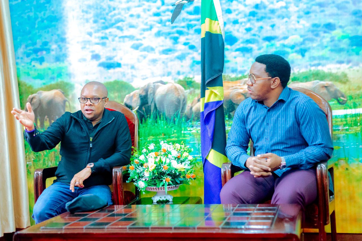 ridhiwankikwete's tweet photo. KAMATI YA BUNGE YAMPONGEZA WAZIRI RIDHIWANI  KWA USIMAMIZI WA MIRADI YA NSSF  ARUSHA

Na Mwandishi wetu: Arusha
Kamati ya Kudumu ya Bunge ya Ustawi na Maendeleo ya Jamii imempongeza Waziri wa Nchi Ofisi ya Waziri Mkuu Kazi, Vijana, Ajira na Wenye Ulemavu Mhe. Ridhiwani Kikwete kwa kuusimamia Uwekezaji wa Miradi inayotekelezwa naMfuko wa Taifa wa Hifadhi ya Jamii (NSSF) kwa  mradi wa majengo ya kitega Uchumi na Mafao House.

Akizungumza wakati wa ziara ya kukagua maendeleo ya mradi huo Mwenyekiti wa Kamati hiyo Mhe. Fatma Toufiq amesema miradi hiyo ikiendelea kutunzwa vema itasaidia kuleta maendeleo ya nchi kwa ujumla 

Vile vile, Wajumbe wa kamati hiyo wameshauri NSSF kuendelea kuwekeza kwenye miradi yenye tija na ambayo itasaidia kuingiza kipato serikalini.

Kwa upande wake, Waziri wa Nchi Ofisi ya Waziri Mkuu Kazi, Vijana, Ajira na Wenye Ulemavu Mhe. Ridhiwani Kikwete ameihakikishia kamati hiyo kuendelea kuusimamia Mfuko huo ili uendelee  kutoa huduma bora kwa wanachama wa mfuko huo, pia  usimamizi wa miradi iliyobeba fedha za wananchama.  

Akitoa taarifa ya mradi huo Mkurugenzi wa NSSF, Masha Mshomba amesema jengo la kaloleni kwa mwaka wa fedha 2024/25 mfuko ulipanga kukusanya kiasi cha shilingi milioni 431.30 kama kodi kutoka kwa wapangaji ambapo hadi kufikia tarehe 31 Januari, 2025 mfuko ulifanikiwa kukusanya kiasi cha shilingi milioni 277 sawa na 64% ya lengo la makusanyo ya mwaka.

Katika upande wa jengo la Mafao House  makusanyo na thamani ya jengo katika mwaka wa fedha 2024/2025 mfuko ulipanga kukusanya kiasi cha shilingi million 1,062 kama kodi kutoka kwa wapangaji na hadi kufikia tarehe 31,Januari 2025, mfuko umefanikiwa kukusanya  shilinigi milioni 509 sawa na sasilimia 48 ya lengo la makusanyo ya mwaka.