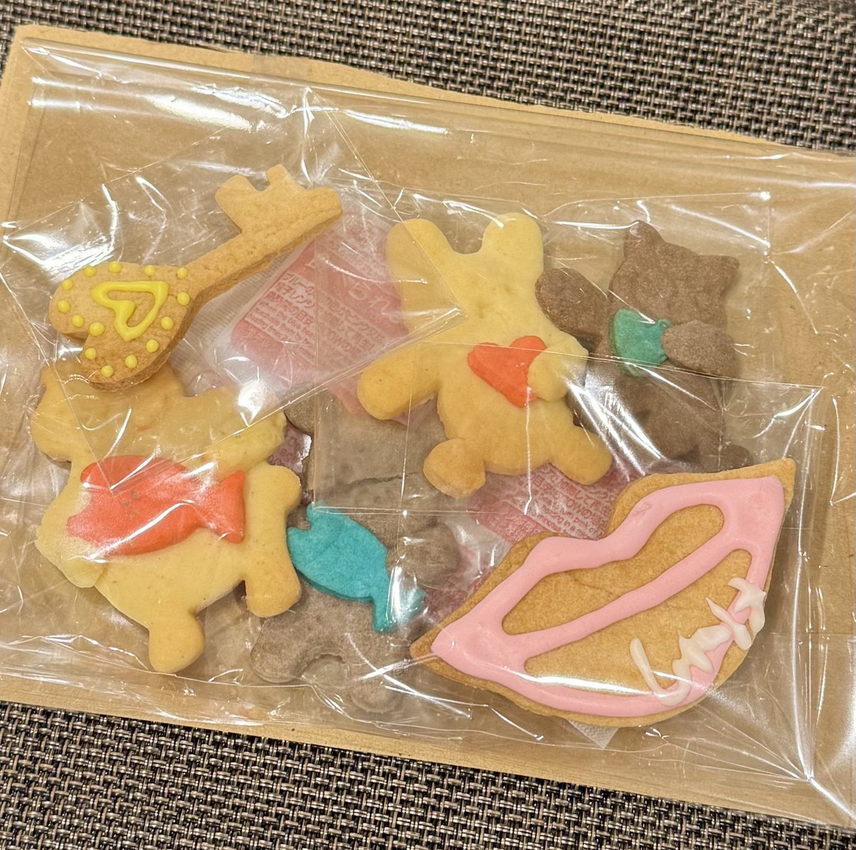 shake_no1's tweet photo. 推しから手作りクッキー届いた(*´д｀*)ﾊｧﾊｧ♡
もったいなくて食べられない……🥹

ので、ボイスのクッキー1つ横取りしました。

私好みの甘さ控えめで美味しかった😳💓
大変だったのに作ってくれてありがとう！
大事にいただきます🥰

@ShAkE_3_S2 https://t.co/GGGGDKYDrF