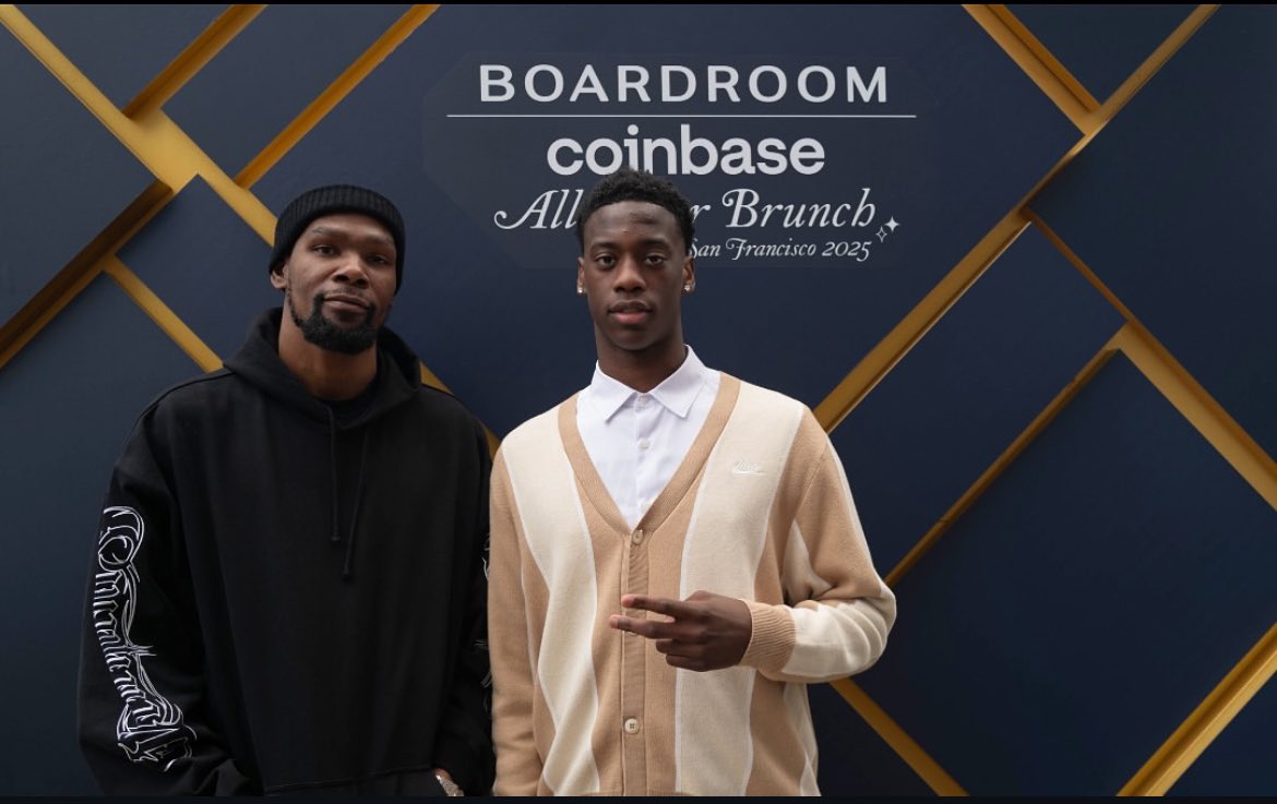 Dreamchasingmar's tweet photo. Am I tripping or is Aj like 6’11 now ?? https://t.co/mGk1xV6z0G