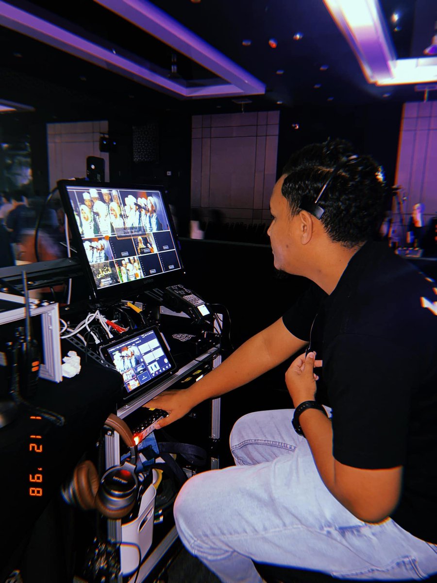 YoloLivTech's tweet photo. πΉ Video producer @HafizMohtar transformed school event streaming at Brainy Bunch in Malaysia using the YoloBox Pro. https://t.co/duhA8wKV7q
#yololiv #yolobox #yoloboxpro #livestream #streamsolution #broadcast #multicam #videoproduction #monitor #behindthescenes https://t.co/DDGF9SA6TF