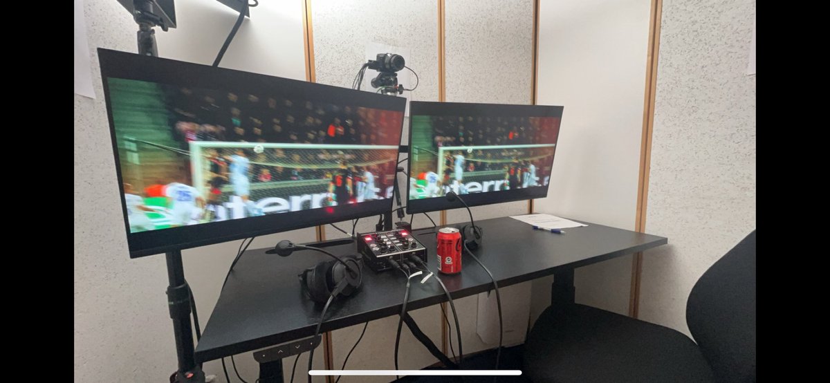 På torsdag sidder jeg igen her i boksen og kommenterer <a href="/fcmidtjylland/">FC Midtjylland</a> i <a href="/EuropaLeague/">UEFA Europa League</a> på <a href="/DisneyPlus/">Disney+</a> 🖤🤩

Denne gang har jeg fornøjelsen af at være i selskab med tidligere spiller Danny Olsen! 🐺

Husk at vælge den ‘rude’ der hedder Supporter Stream.

#eldk #midtjylland