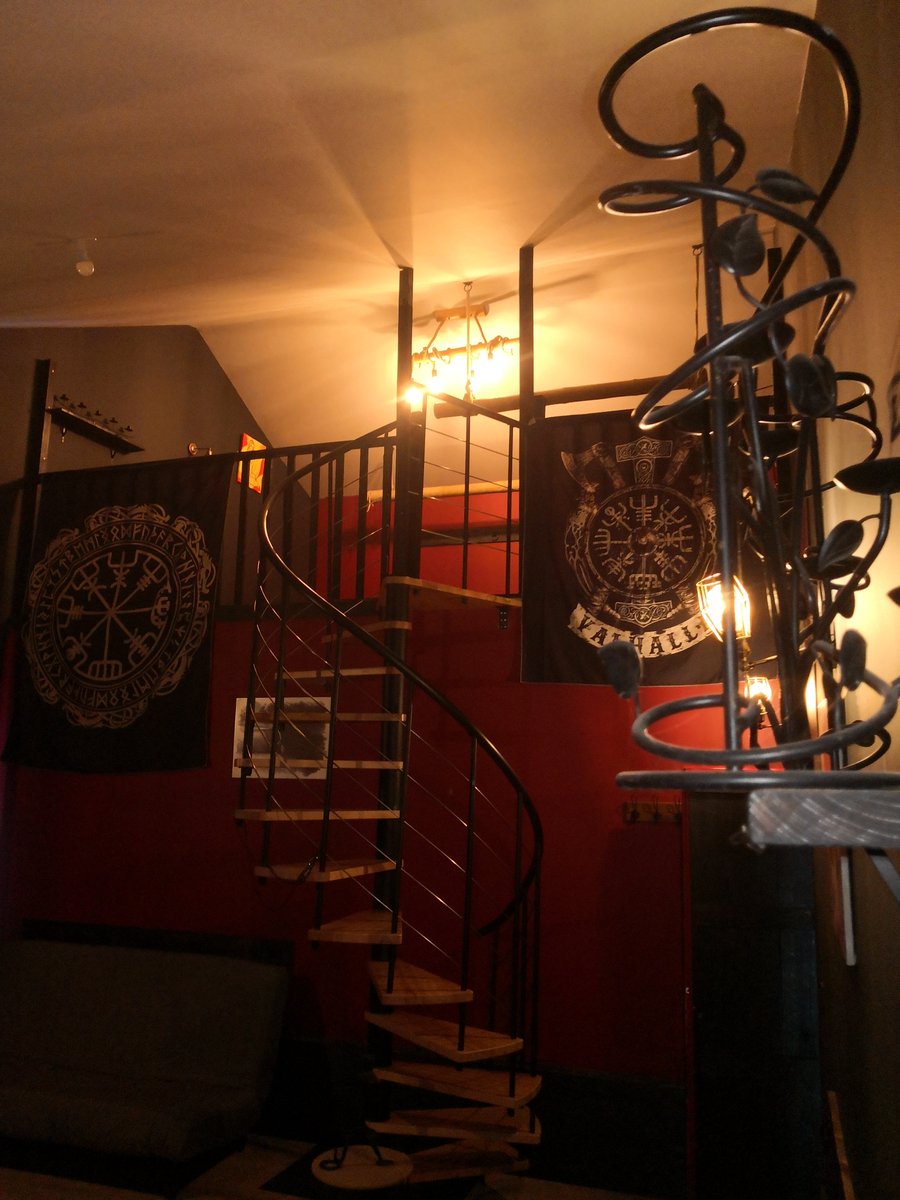 Un escalier qui monte et permet de s'isoler quelque peu sur la mezzanine du Nid Des Dépravations et l'espace shibari.
#antredesvices #gitebdsm #donjonbdsm #bdsm #munchandplay