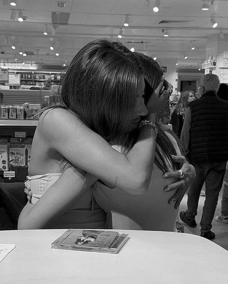 situmedises's tweet image. tantos años, tanta música, tantas ciudades y tantos abrazos que salvan; gracias por tanto amor y por ser casa siempre 💐 @anaguerra ojalá muchísimos más #felices31ana