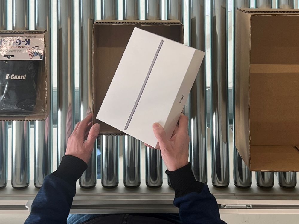 Die automatisierten Verpackungsanlagen von Sparck Technologies passen die Verpackung exakt an die Auftragsmaße an – egal ob eine einzige Größe oder eine große Vielfalt von Kartongrößen benötigt wird. Mehr Infos auf der LogiMAT 2025, Halle 6, Stand 6F80. tinyurl.com/3y6fsdms