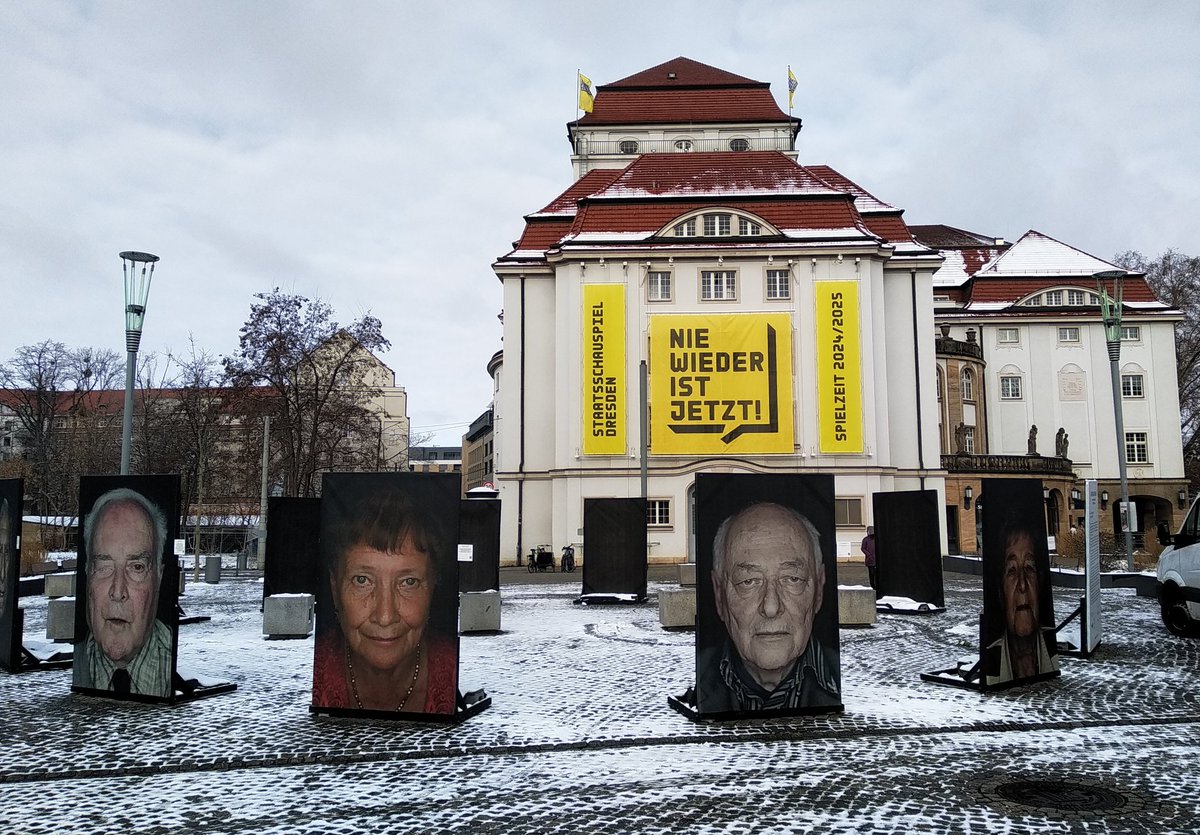 ezoderwitz's tweet image. Manchmal heißt #antifa-Aktion auch &quot;nur&quot; 9-10h nen wichtigen Punkt halten. Haben wir gemacht #dd1502. Dank ans LKW-Team f. beste Moderation+Musik, ans Pizza-Kollektiv f. aufwärmende Unterstützg., Danke Nilsson @Auslaenderrat für Rede + danke an &amp;gt;3500 stabile Antifas auf Straßen