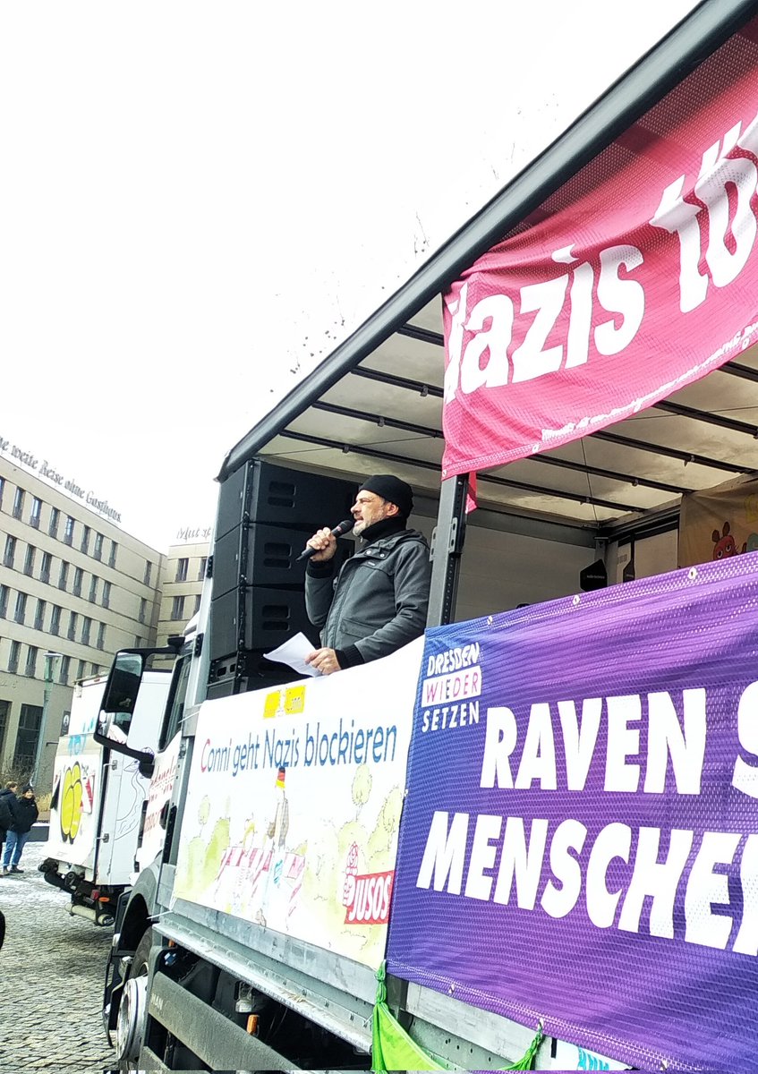 ezoderwitz's tweet image. Manchmal heißt #antifa-Aktion auch &quot;nur&quot; 9-10h nen wichtigen Punkt halten. Haben wir gemacht #dd1502. Dank ans LKW-Team f. beste Moderation+Musik, ans Pizza-Kollektiv f. aufwärmende Unterstützg., Danke Nilsson @Auslaenderrat für Rede + danke an &amp;gt;3500 stabile Antifas auf Straßen