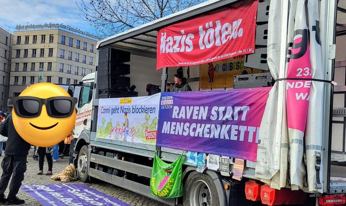 ezoderwitz's tweet image. Manchmal heißt #antifa-Aktion auch &quot;nur&quot; 9-10h nen wichtigen Punkt halten. Haben wir gemacht #dd1502. Dank ans LKW-Team f. beste Moderation+Musik, ans Pizza-Kollektiv f. aufwärmende Unterstützg., Danke Nilsson @Auslaenderrat für Rede + danke an &amp;gt;3500 stabile Antifas auf Straßen
