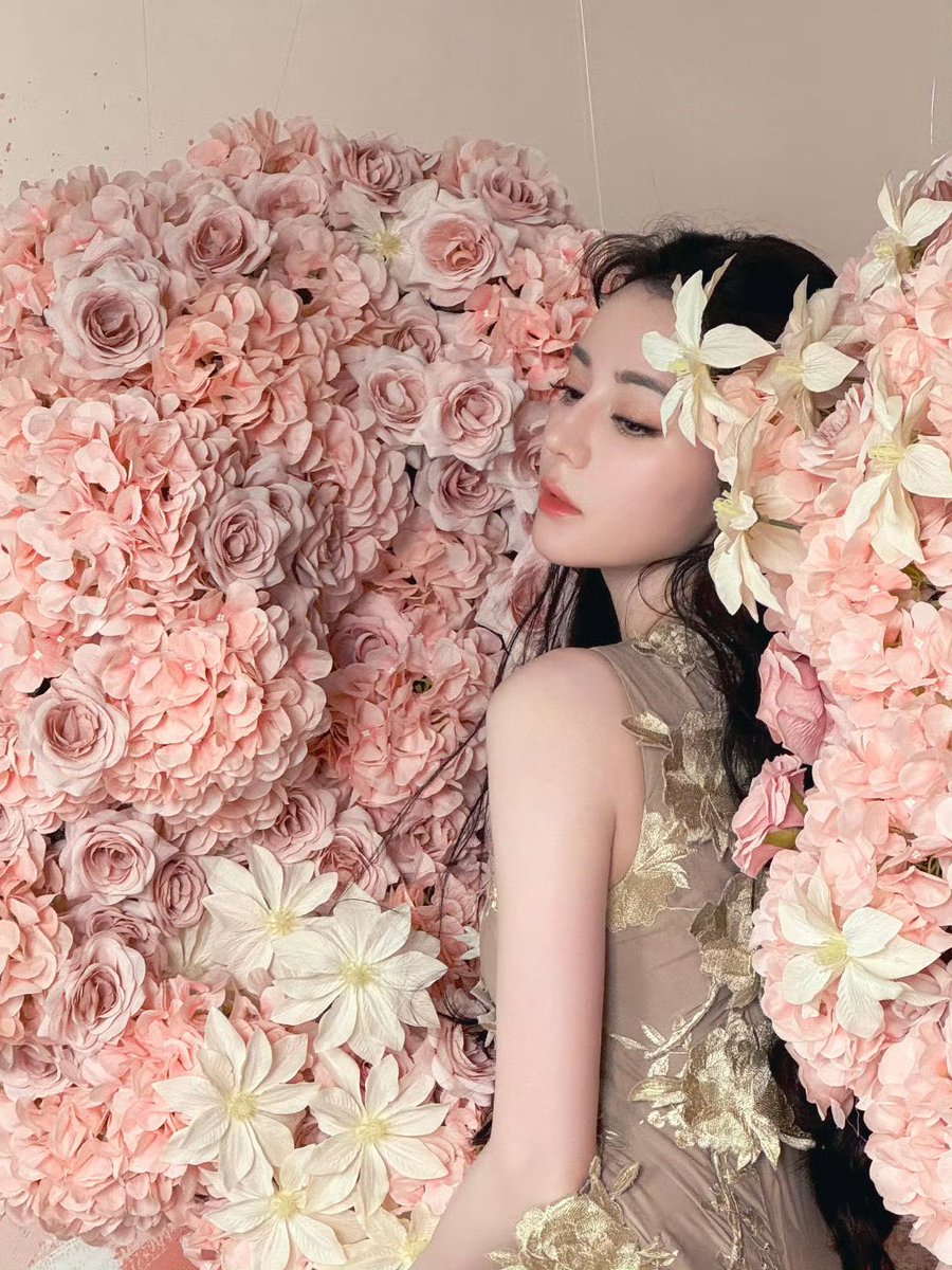 #Dilireba’s studio shares behind the scenes snaps

#dilraba