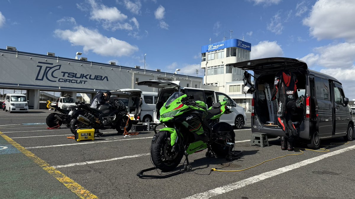 rine2430's tweet image. 今日は筑波サーキット🏍️
快晴☀️だけど気温は低くて風が強い！
最終コーナー風に煽られるのめっちゃ怖いな…
capital のタイヤウォーマー導入。

#筑波サーキット #zx4rr #capit