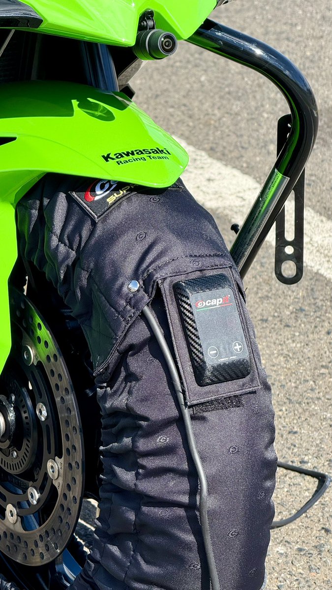 rine2430's tweet image. 今日は筑波サーキット🏍️
快晴☀️だけど気温は低くて風が強い！
最終コーナー風に煽られるのめっちゃ怖いな…
capital のタイヤウォーマー導入。

#筑波サーキット #zx4rr #capit