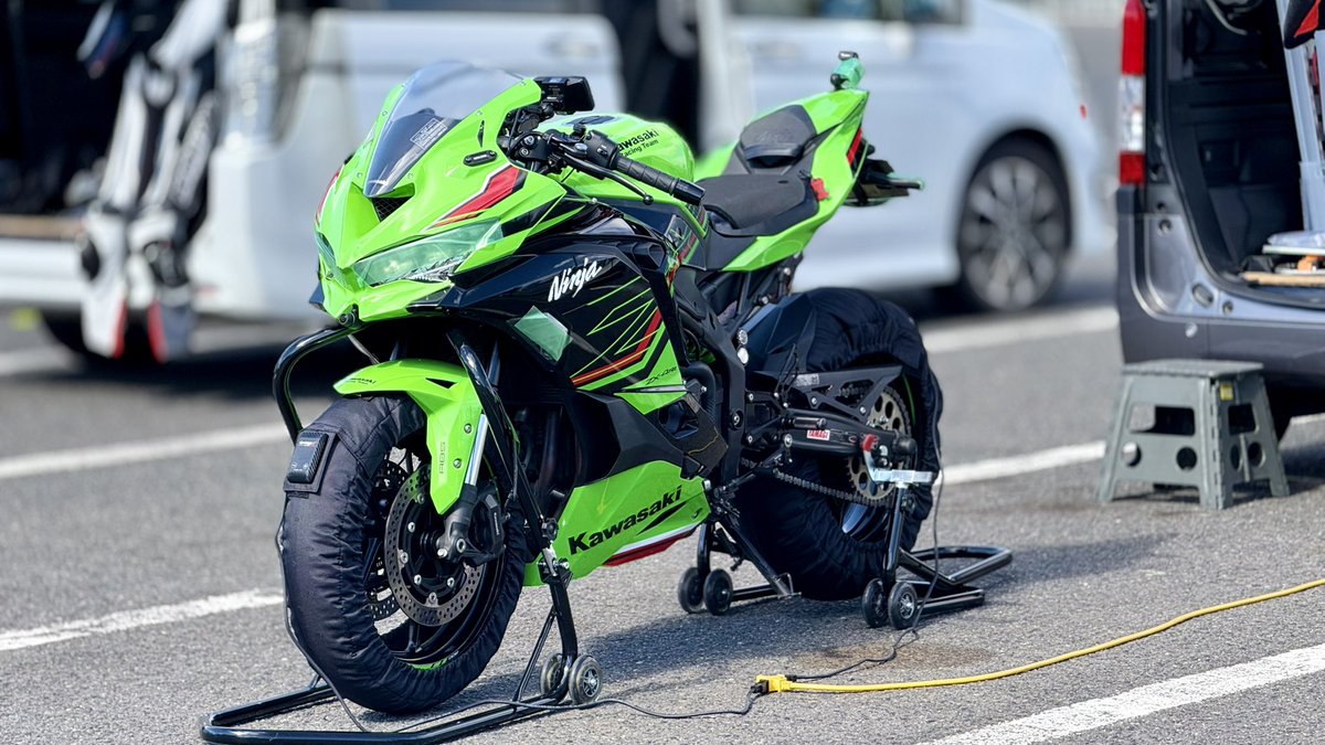 rine2430's tweet image. 今日は筑波サーキット🏍️
快晴☀️だけど気温は低くて風が強い！
最終コーナー風に煽られるのめっちゃ怖いな…
capital のタイヤウォーマー導入。

#筑波サーキット #zx4rr #capit