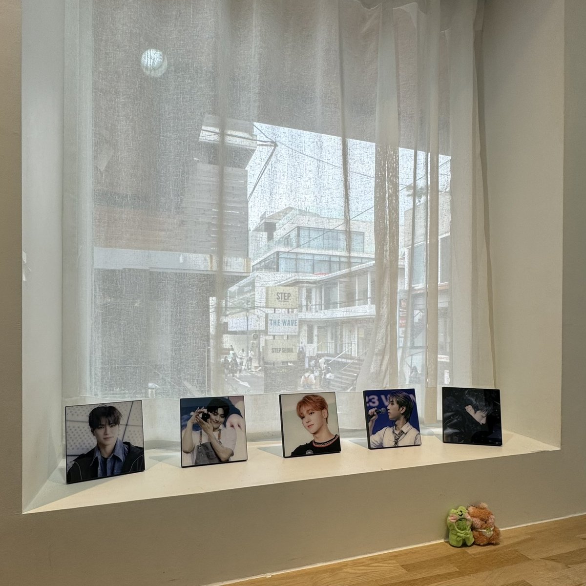 nekomeowoo's tweet photo. 小小的咖啡畫廊 很簡約漂亮！
謝謝你們舉辦的活動～
#선명히_새겨질_배너의_6주년
#Em6lazoned_As_One https://t.co/ZO8rL42c51