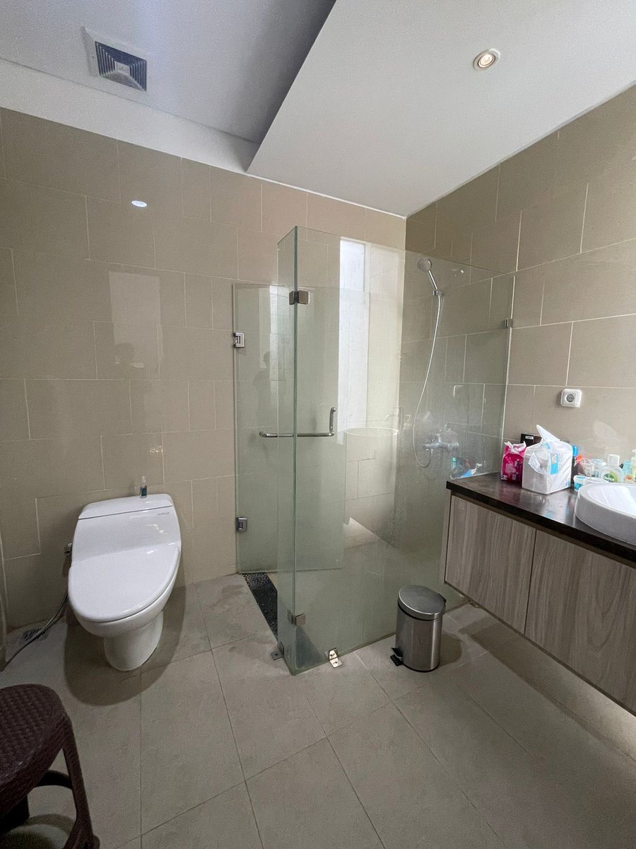 ___bdkbngsa's tweet photo. DIJUAL MURAH RUMAH DI REMPOA DALAM CLUSTER ELITE!!!!
SPESIFIKASI UNIT :
LT : 105 m 
LB : 161 m
Kamar tidur : 3
Kamar mandi : 2 + 1 powder room
Kamar pembantu : 1 
Kamar mandi pembantu : 1 
Carport : 2
Taman : 1 belakang
Bangunan tahun : 2019
SHM
Hadap : utara
Harga Jual : ASK https://t.co/FFsoTJvm5T