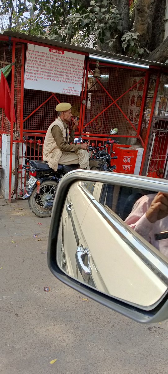 SuSingh587's tweet photo. रोड वेज बस स्टैंड बांदा के गेट नंबर 1 पर बड़ी मुस्तैदी से अपनी ड्यूटी निभाता हुआ होमगार्ड https://t.co/om0s8cp9Z9
