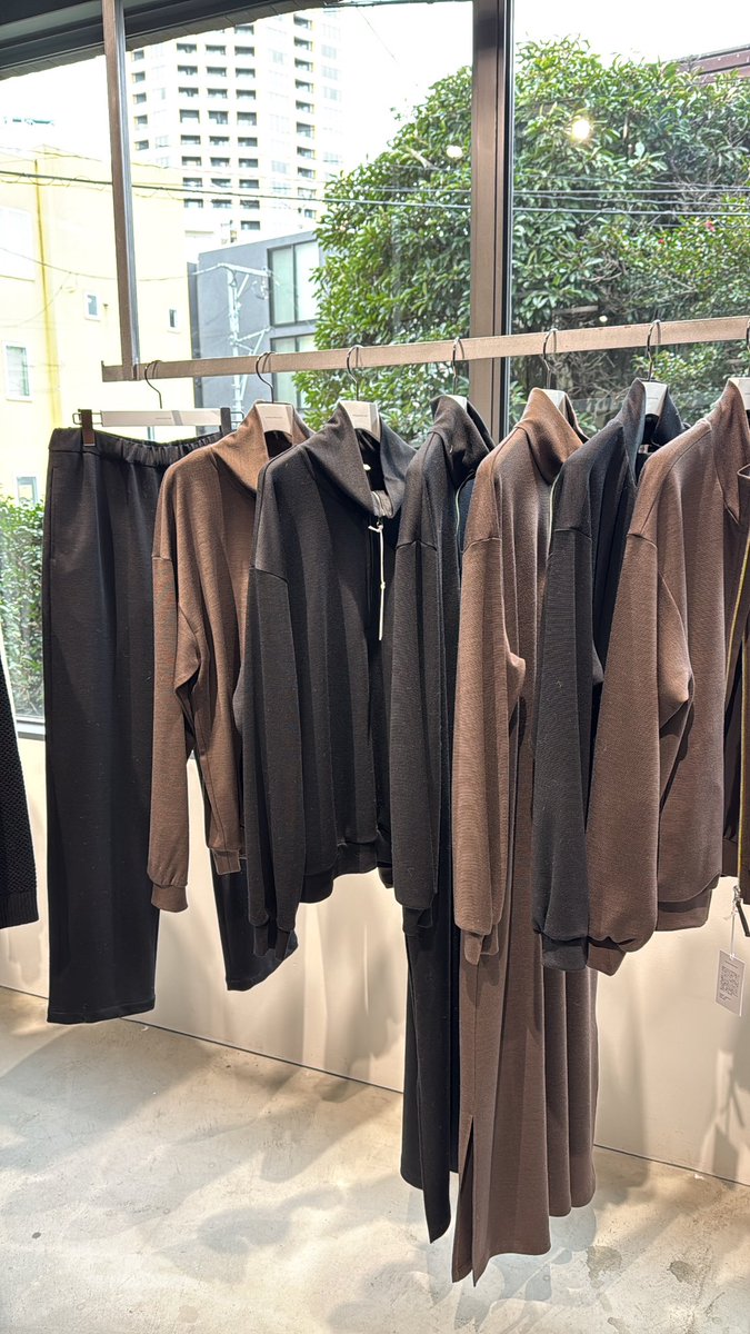 kyabetsuoniisan's tweet photo. 友達のブランド #UNDECORATED の2025A/W展示会なう。
ニットはここ7〜8年ここのやつか、Studio Nicholsonしか着てない。笑 https://t.co/iSMiOD8u4Q