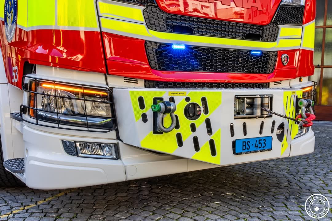 teambestioles's tweet photo. #MardiBestioles
Direction #Bâle-Ville en Suisse 🇨🇭 avec ce magnifique porte-cellule (#WELA) sur châssis @ScaniaGroup P500 XT B8x4*4 remisé au #Berufsfeuerwehr Bâle-Stadt
Pas mal, ces feux 🔵 arrière... et sur les rétros 😉
Ici, avec la berce "DECONTA".
📸 Bos. photo. 112 https://t.co/Ut98t3kmUp