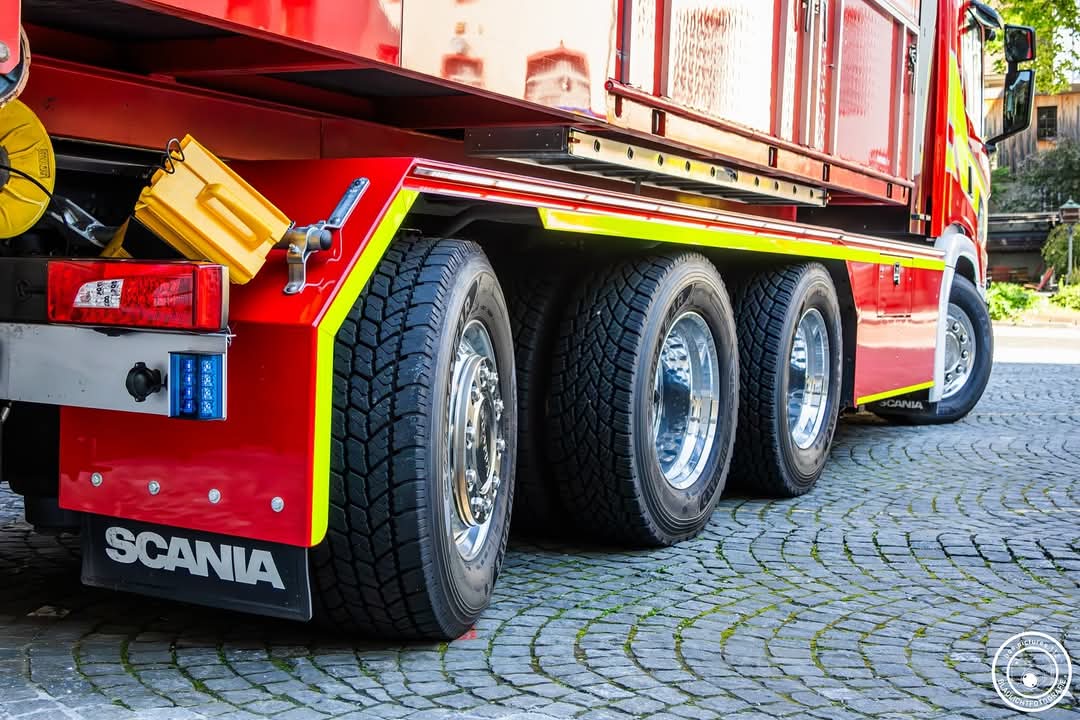 teambestioles's tweet photo. #MardiBestioles
Direction #Bâle-Ville en Suisse 🇨🇭 avec ce magnifique porte-cellule (#WELA) sur châssis @ScaniaGroup P500 XT B8x4*4 remisé au #Berufsfeuerwehr Bâle-Stadt
Pas mal, ces feux 🔵 arrière... et sur les rétros 😉
Ici, avec la berce "DECONTA".
📸 Bos. photo. 112 https://t.co/Ut98t3kmUp