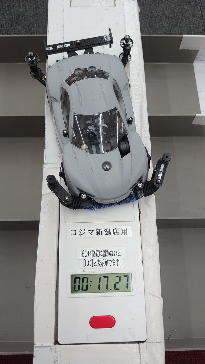SHIBARRRMY's tweet photo. 切ったり貼ったり固定したり補強したり見えない所も日々アップデートしてるはずなんだけどタイムに伸び悩む😮‍💨

提灯アーム作り直したし3連休は新潟コジマでタイム更新狙いたい。
#コジマでミニ四駆
#ミニ四駆
#FMVZ https://t.co/eOKBN7E0sF