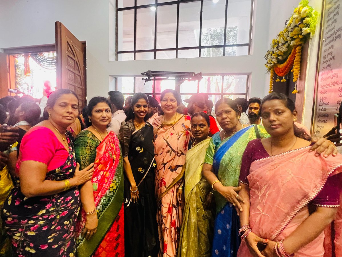 hema_samala's tweet photo. A few glimpses from the birthday celebrations of Telangana first Chief Minister Sri KCR Garu, held at Telangana Bhavan in Banjara Hills.
#HappyBirthdayKCR https://t.co/4w5aFqsktP