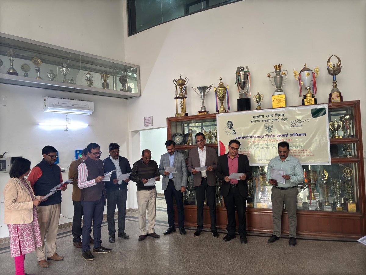FCI_NorthZone's tweet photo. "Committing to a cleaner tomorrow! All officials and officers of Zonal Office (N), Noida take the Swachhta Oath to uphold cleanliness &amp; hygiene  during Swacchta Pakhwada. 
#SwachhBharat 
#SwacchtaPakhwada 
#CleanlinessOath https://t.co/ni1jTOoc48