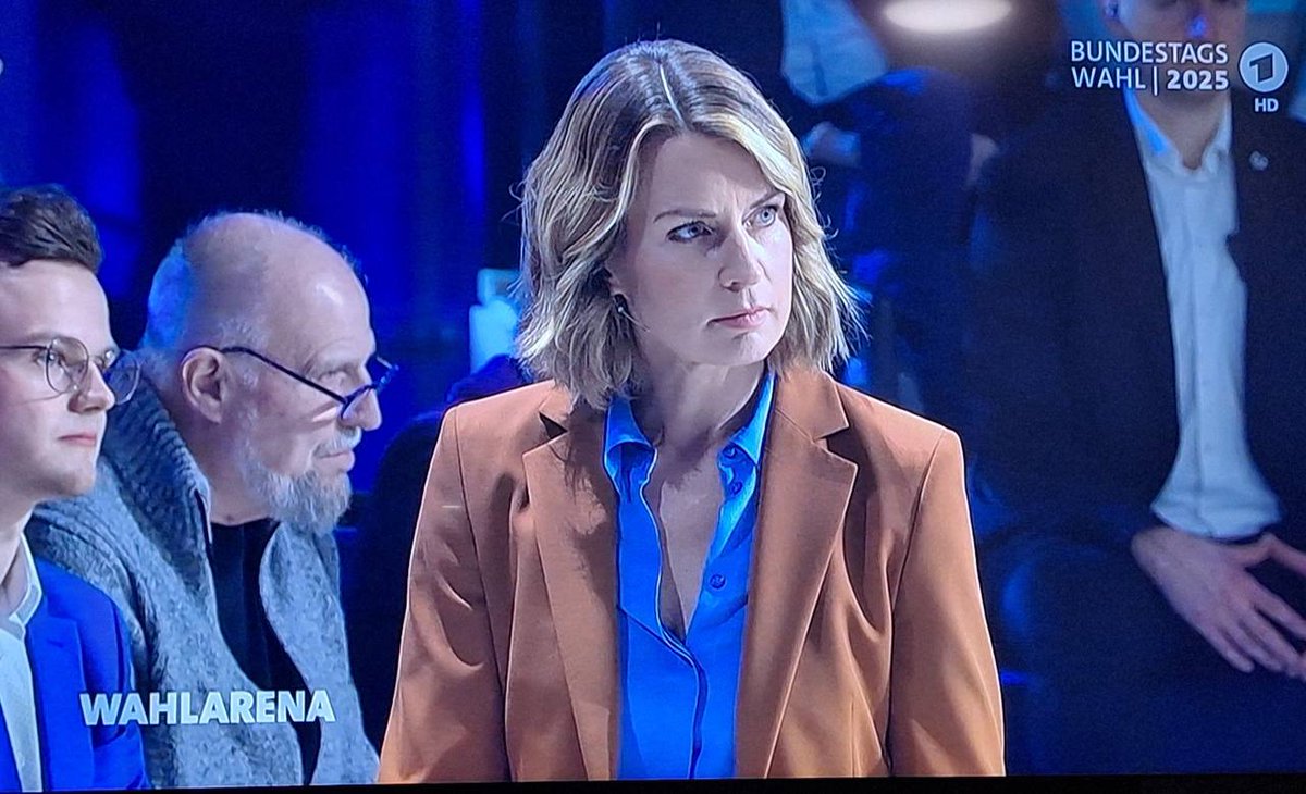 XzumTreme's tweet photo. Wenn man nix mehr zu sagen hat, weil die Gegnerin Weidel einfach zu stark ist 😉

Diese Moderatorin war einfach unterirdisch und unerträglich bei #Wahlarena! https://t.co/INgR6aSoql