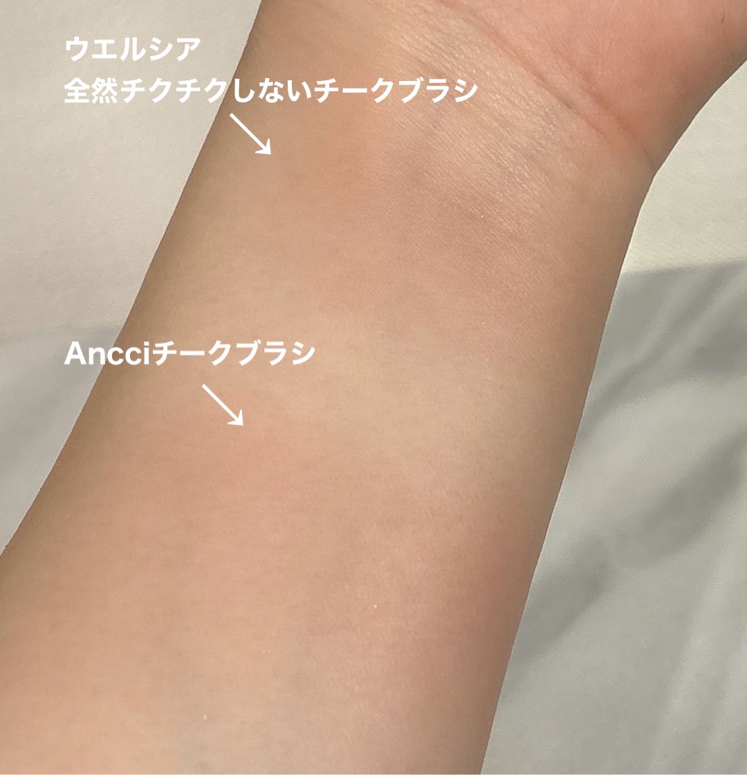 okame_cosme's tweet photo. ウエルシアのぜんぜんチクチクしないチークブラシ。もう5年使っていたAncciのチークブラシ買い替え購入。ウエルシアはパキッと発色。Ancciはふわっと発色。同じコスメでもブラシによって違いがあるんだなと実感。
個人的にはやっぱりAncciが好き!ebony03、¥2140で5年持ったぜ…
#Ancci
#チークブラシ https://t.co/pSg9gEj8o0