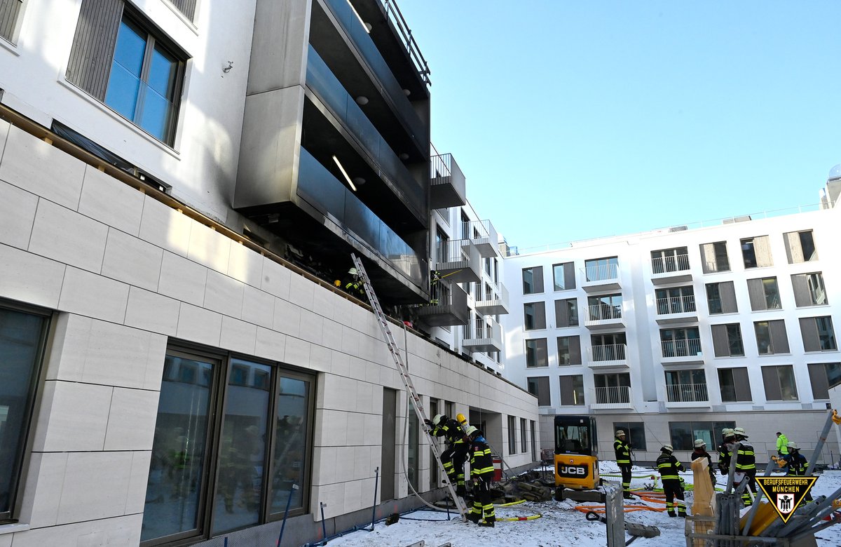 BFMuenchen's tweet photo. Am #Montagnachmittag ist es zu einem #Brand auf einer Baustelle in #Freiham gekommen. Drei Arbeiter mussten mit einer Drehleiter gerettet werden.
Zum Bericht: https://t.co/U1YI6yMRMw
#WirFürMünchen https://t.co/KS7F2QrC1d