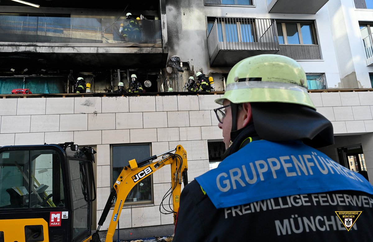 BFMuenchen's tweet photo. Am #Montagnachmittag ist es zu einem #Brand auf einer Baustelle in #Freiham gekommen. Drei Arbeiter mussten mit einer Drehleiter gerettet werden.
Zum Bericht: https://t.co/U1YI6yMRMw
#WirFürMünchen https://t.co/KS7F2QrC1d