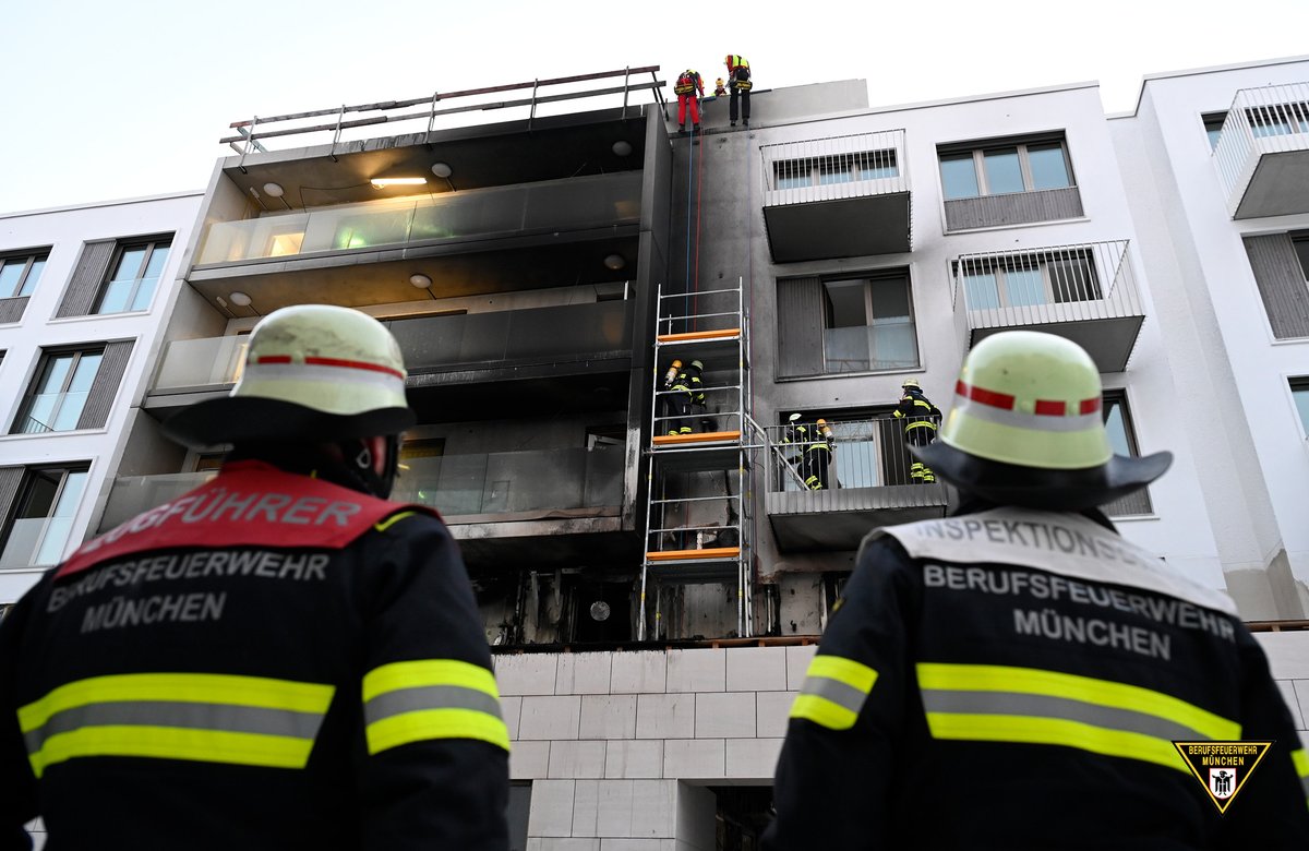 BFMuenchen's tweet photo. Am #Montagnachmittag ist es zu einem #Brand auf einer Baustelle in #Freiham gekommen. Drei Arbeiter mussten mit einer Drehleiter gerettet werden.
Zum Bericht: https://t.co/U1YI6yMRMw
#WirFürMünchen https://t.co/KS7F2QrC1d