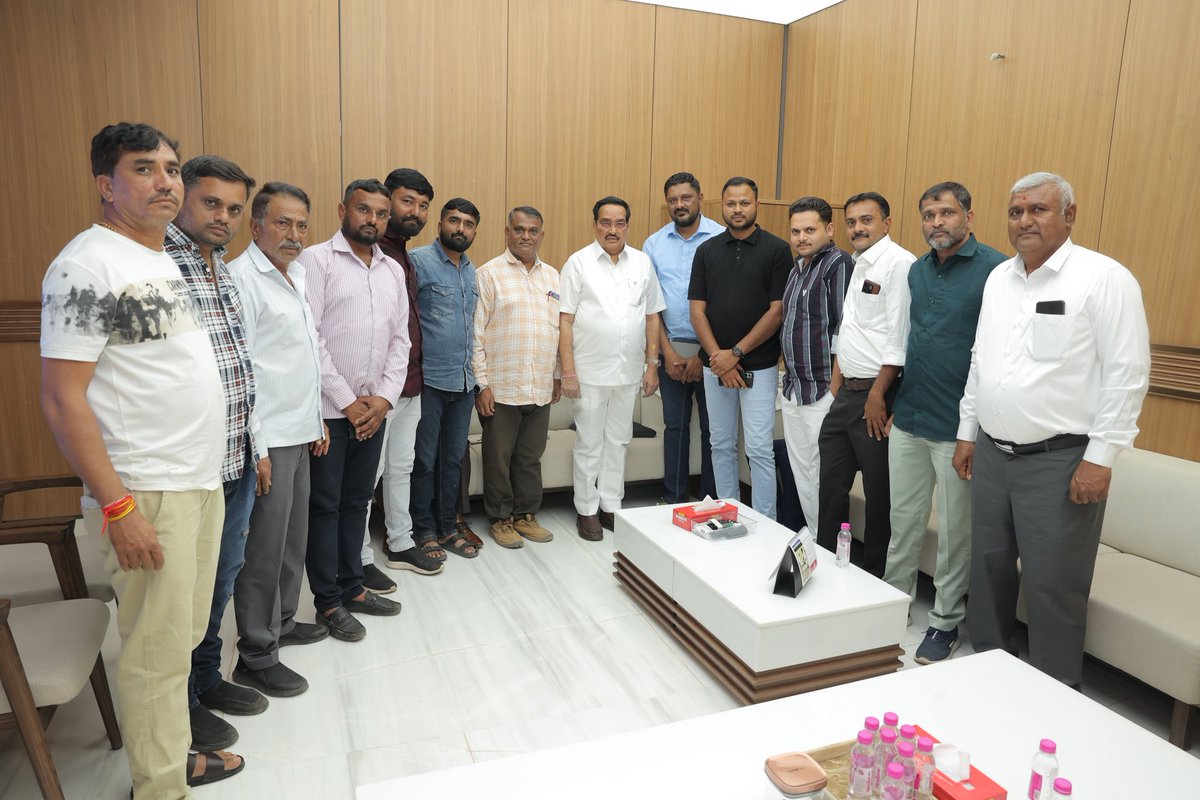 hardikc3's tweet photo. વલભીપુર નગરપાલિકાના ચૂંટાયેલ નગરસેવકો સાથે આજે પ્રદેશ પ્રમુખશ્રી @CRPaatil સાહેબ સાથે સુરત ખાતે મુલાકાત કરેલ. નગરપાલિકાના સુચારુ વહીવટ માટે નગરસેવકોએ વિગતવાર વિવિધ પ્રશ્ર્નો અને પરિસ્થિતિથી વાકેફ કરેલ અને સાહેબશ્રી દ્વારા ત્વરીત પ્રશ્ર્નોનુ નિરાકરણ થાય એવો સકારાત્મક અભિગમ દાખવેલ. https://t.co/7QdK3xj7n7