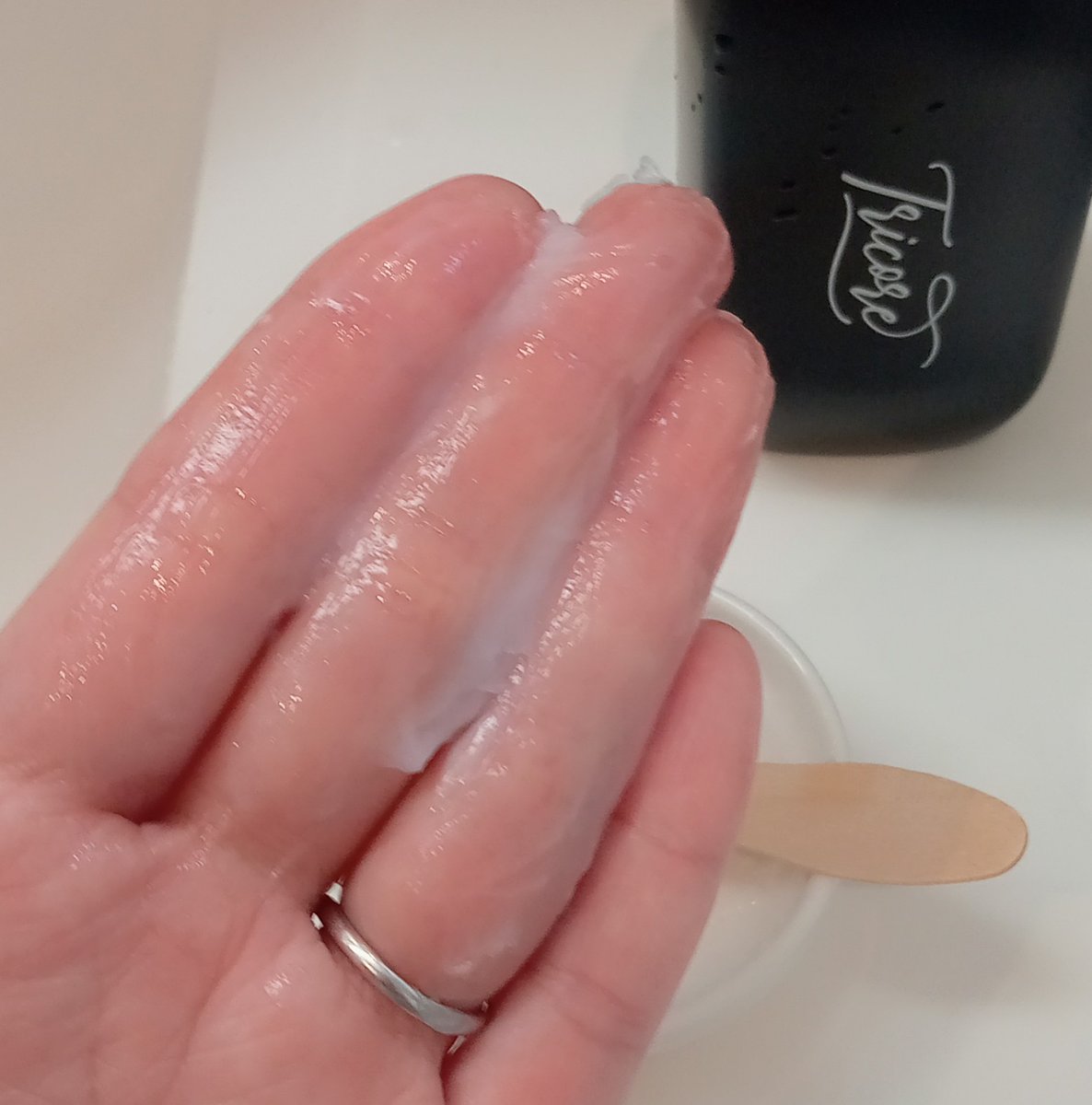 mn40281683's tweet image. Tricore温感ヘッドスパトリートメント🌟

髪と反応して優しいクリームが包み込む、新感覚の生トリートメント。髪全体になじませたらすぐにすすいでOK！しっとり、するするでまとまりのある仕上がり♥️

#PR
#tricore
#トリコレ 
#温感生トリートメント
#トリコレでちゅるん髪
#韓国コスメ