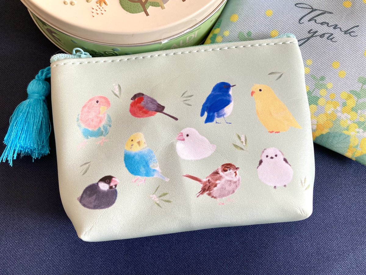 puffer_birds's tweet photo. ものども！！！！
KALDIに行け！！！！

鳥専グッズじゃないのに！インコとシマエナガ以外もいるラインナップ！文鳥2カラー！謎鳥なし！

しかも包装されて売られてる状態では隠れてる裏側は文鳥団子だ！

行け！！！ものども！！！フリンジは2色あったぞ！！KALDIの ことりのポーチ だ！！！！🐦🐧🐦 https://t.co/mSTwTlfGvx