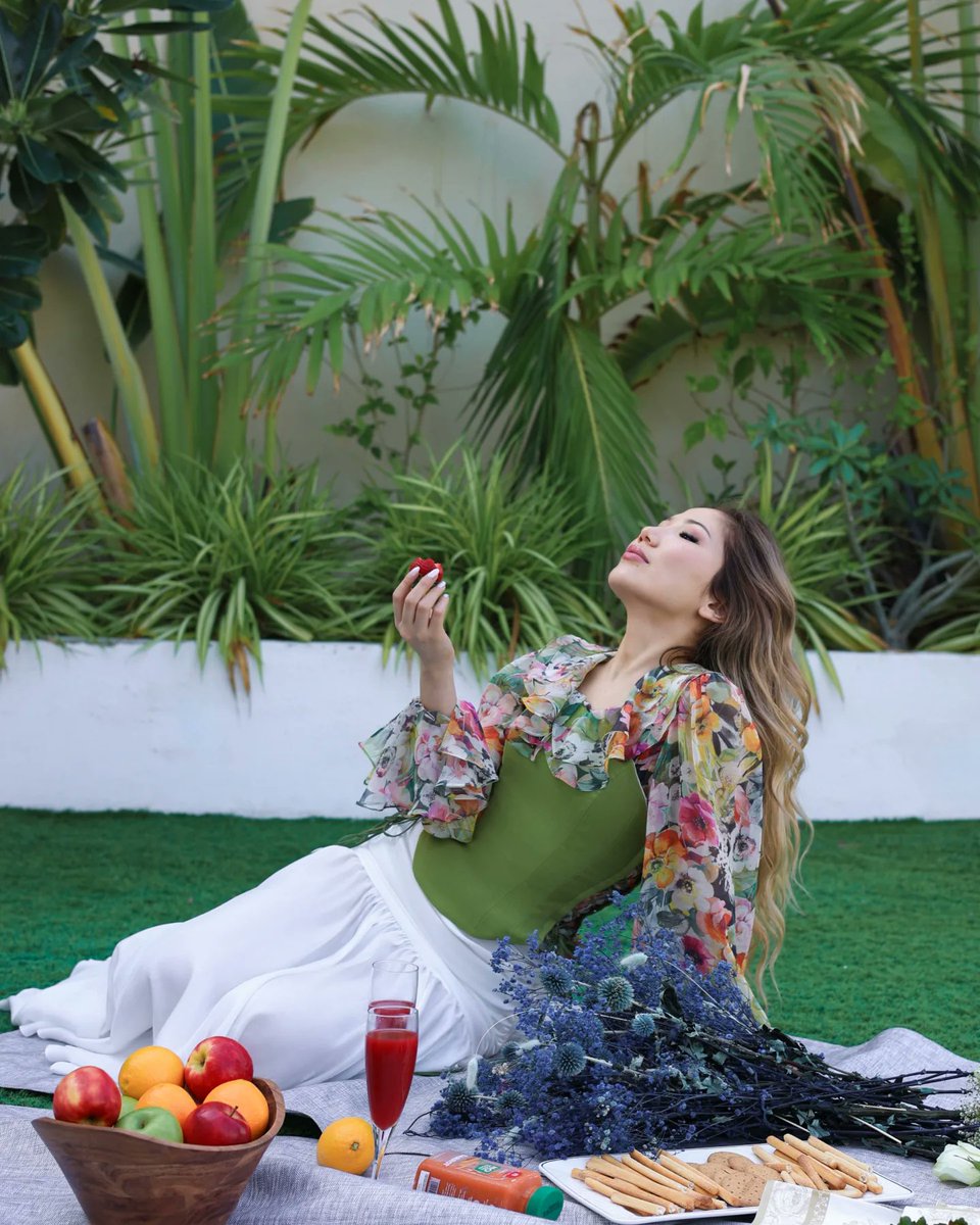 Elsavaboutique's tweet photo. It’s in the way the sun kisses your skin, the way the world softens when you embrace it fully. Elsava—a mood, a feeling, a way of loving yourself and the world around you 🥰

#elsava #fashion #picnic #aesthetic #corset #flowers #floral #neverapart https://t.co/W0HWGah8k2