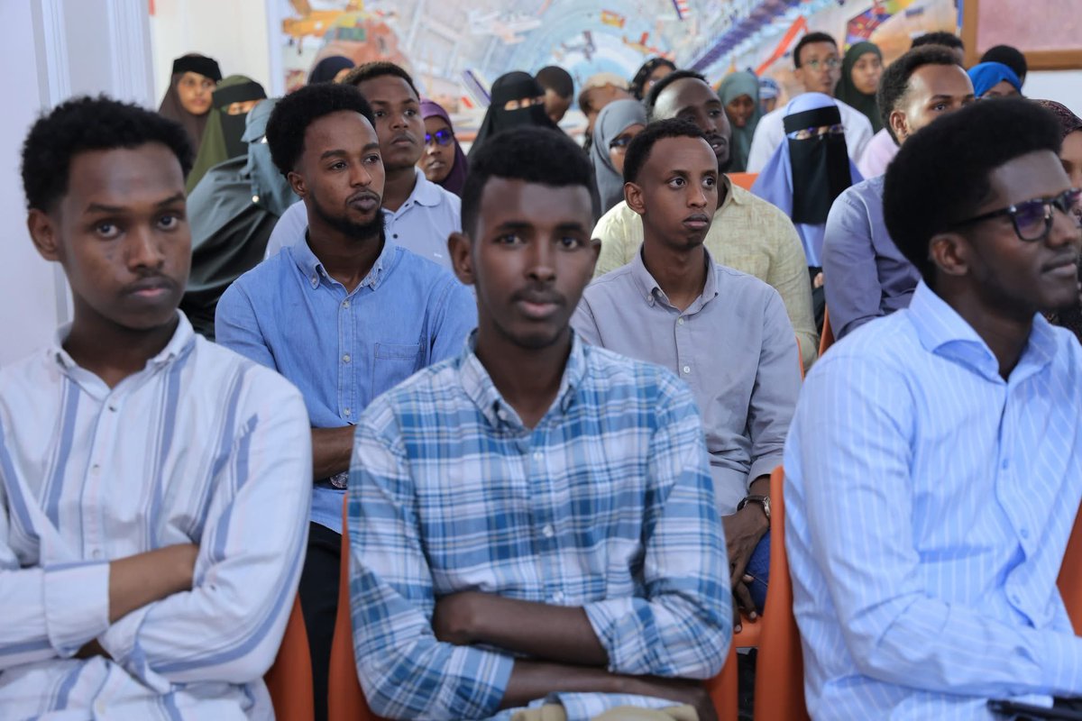 ACMogadishu's tweet image. Young professionals and students gathered to discuss essential skills for the future of work, covering topics like digital literacy, adaptability, innovation, and career growth in a tech-driven world. The session emphasized strategies for staying relevant in a fast-changing job.