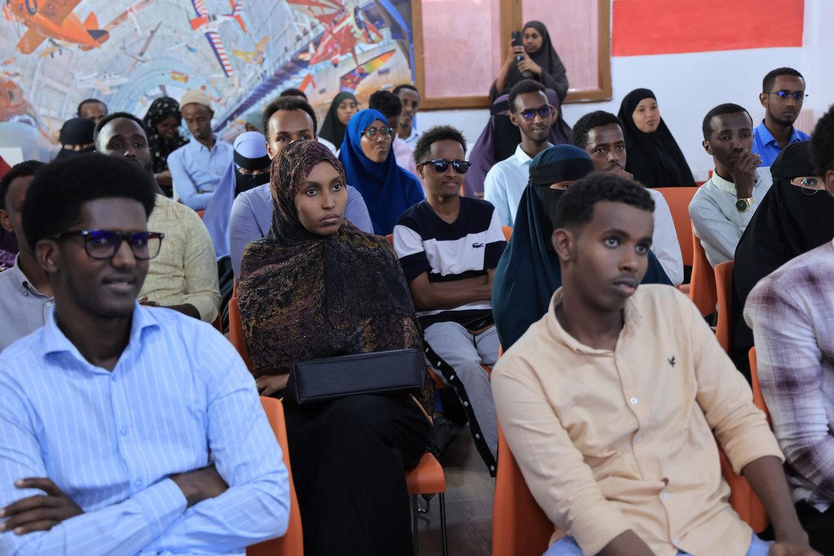 ACMogadishu's tweet image. Young professionals and students gathered to discuss essential skills for the future of work, covering topics like digital literacy, adaptability, innovation, and career growth in a tech-driven world. The session emphasized strategies for staying relevant in a fast-changing job.
